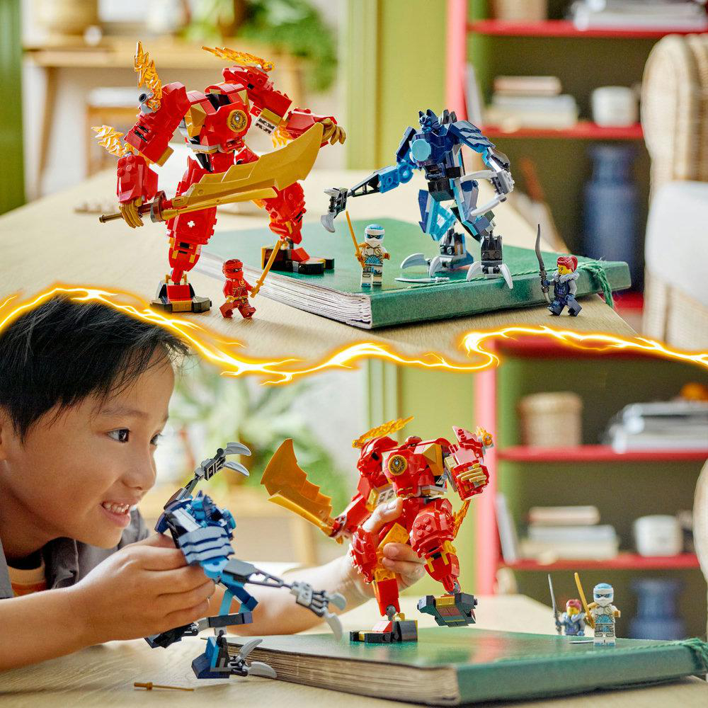 Zwei Lego-Roboter mit Schwertern und ein Junge, der mit ihnen spielt. Rot und Blau dominieren die Roboter.