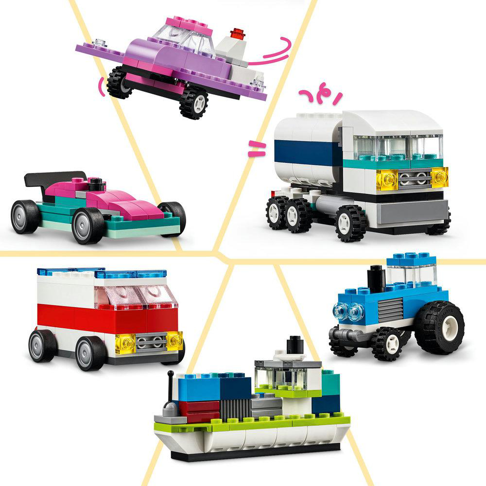 Verschiedene bunte Spielzeugautos aus Blöcken, darunter ein Lastwagen, ein Auto und ein Boot.