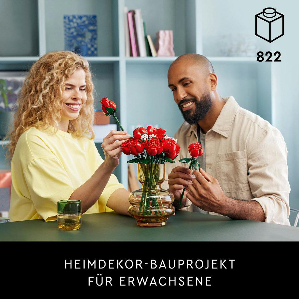 Ein Paar baut Lego-Rosen mit einem grünen Glas.