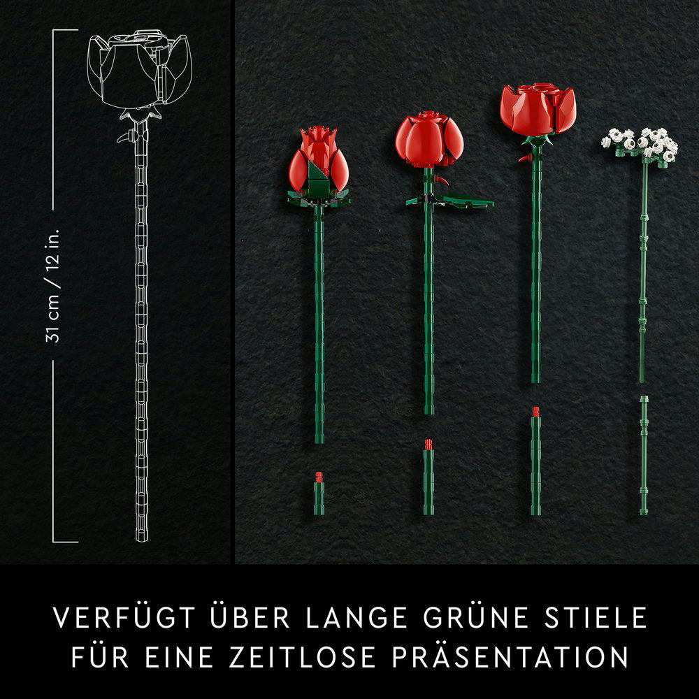 Lego-Blumen mit Stielen. Das Bild zeigt die Blumen und einige Lego-Blumenteile. Rot und weiß.