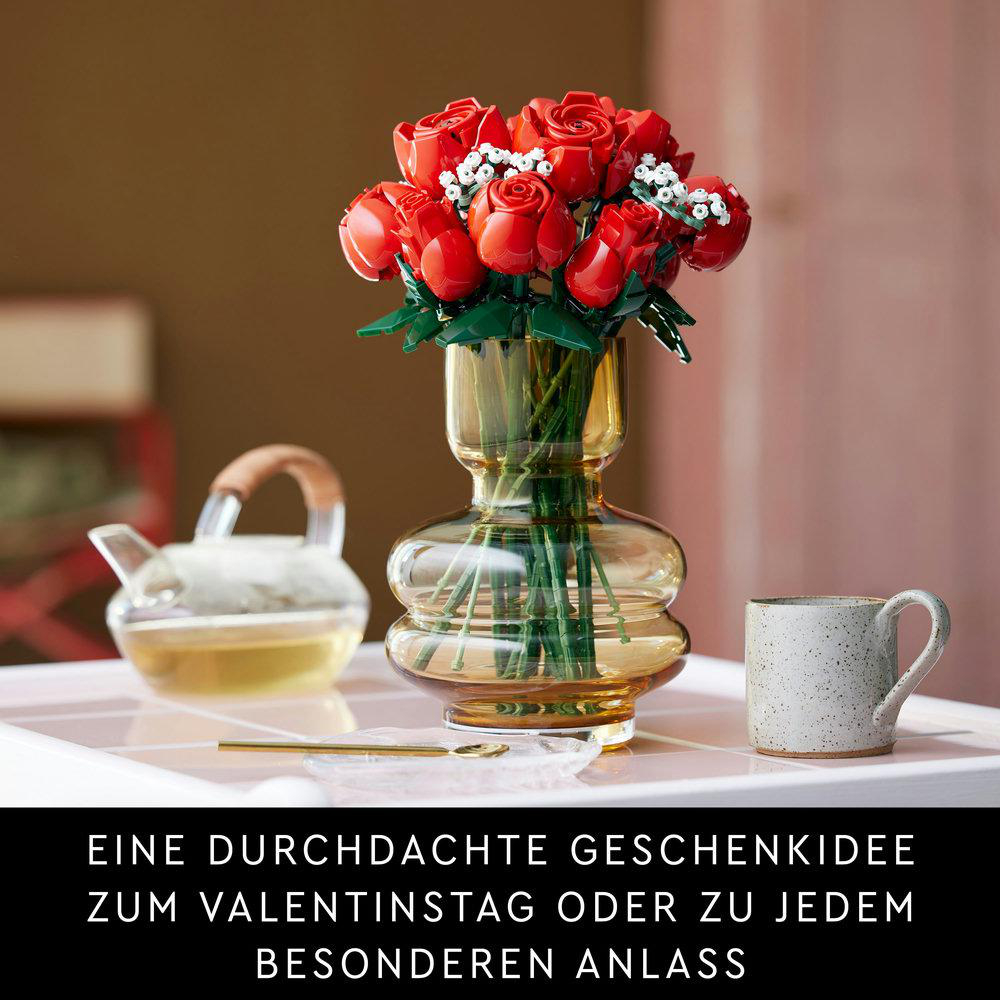 LEGO-Rosen in einer Vase, mit Teekanne und Tasse. Text: Eine durchdachte Geschenkidee.