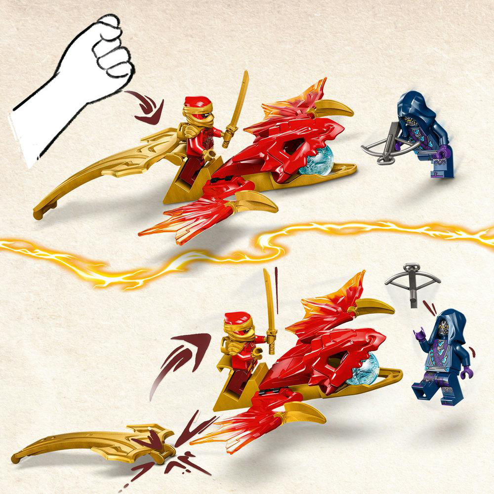 Lego-Set mit zwei Figuren auf rot-goldenen Fahrzeugen. Hand zeigt darauf.