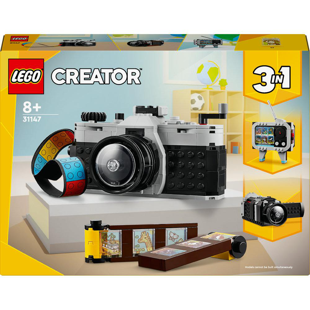 Eine Lego Creator-Box mit einer Kamera und anderen Modellen wie einem Fernseher und einer Filmrolle.