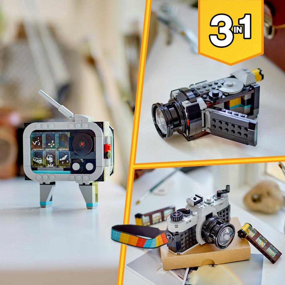 Drei Lego-Modelle: Ein Retro-Fernseher, eine Kamera und eine weitere Kamera, alle auf einer weißen Oberfläche. Text: 3 in 1.