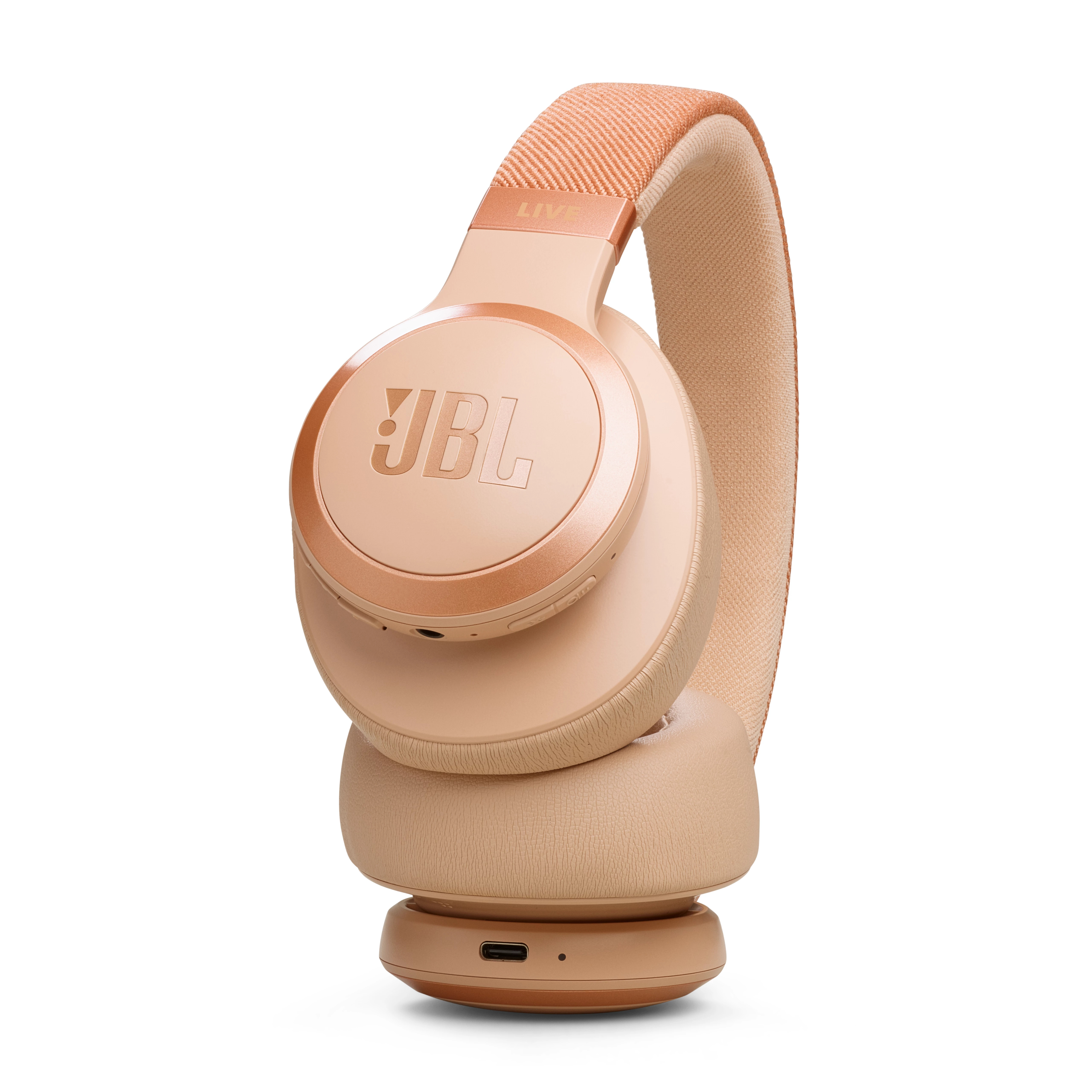 Altta şarj portu bulunan pembe JBL kulaklık.
