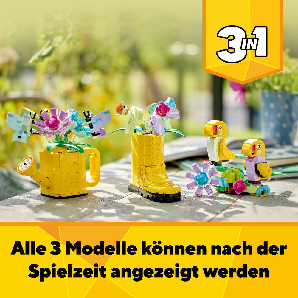 Lego Blumenmodelle, eine Gießkanne, ein Stiefel und Text über die Modelle.