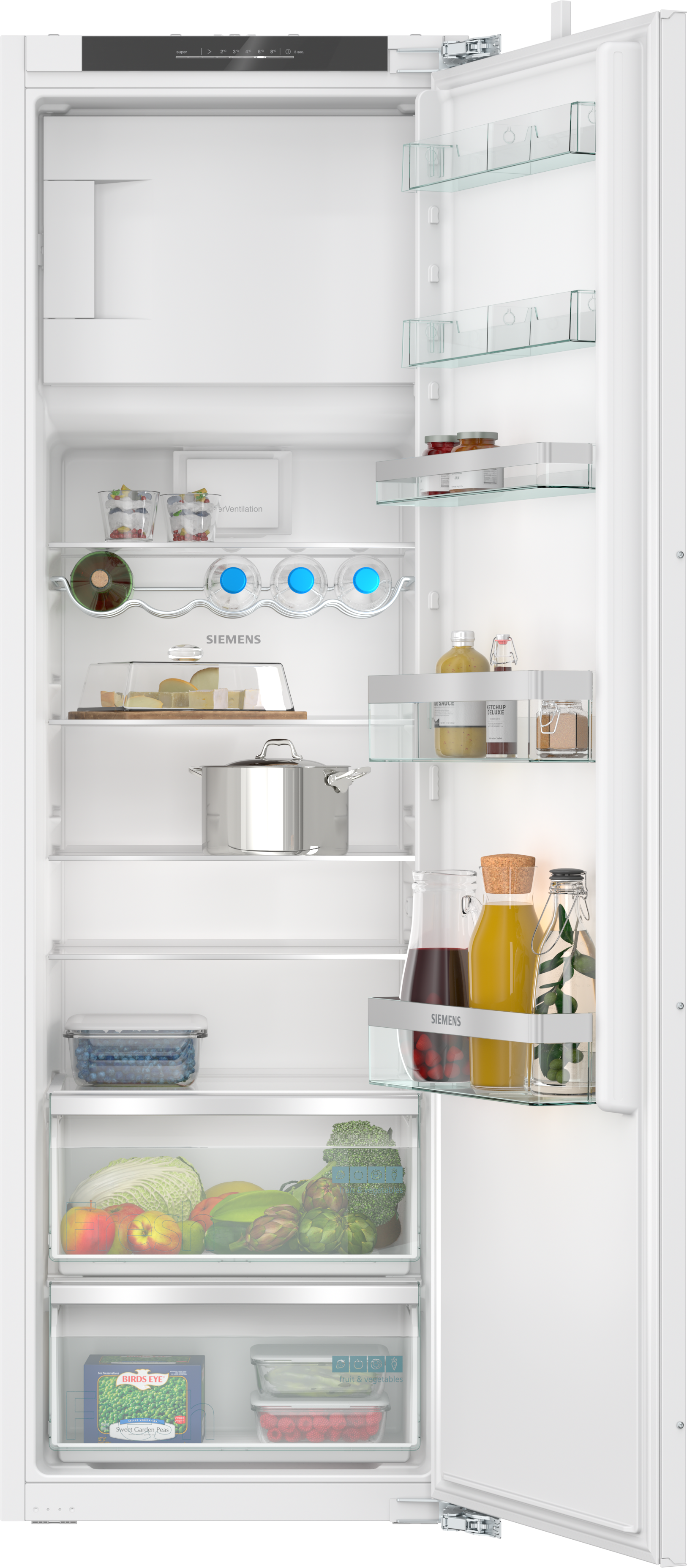 Offener weißer Kühlschrank mit Regalen voller Lebensmittel. Früchte, Gläser und Behälter sind sichtbar.