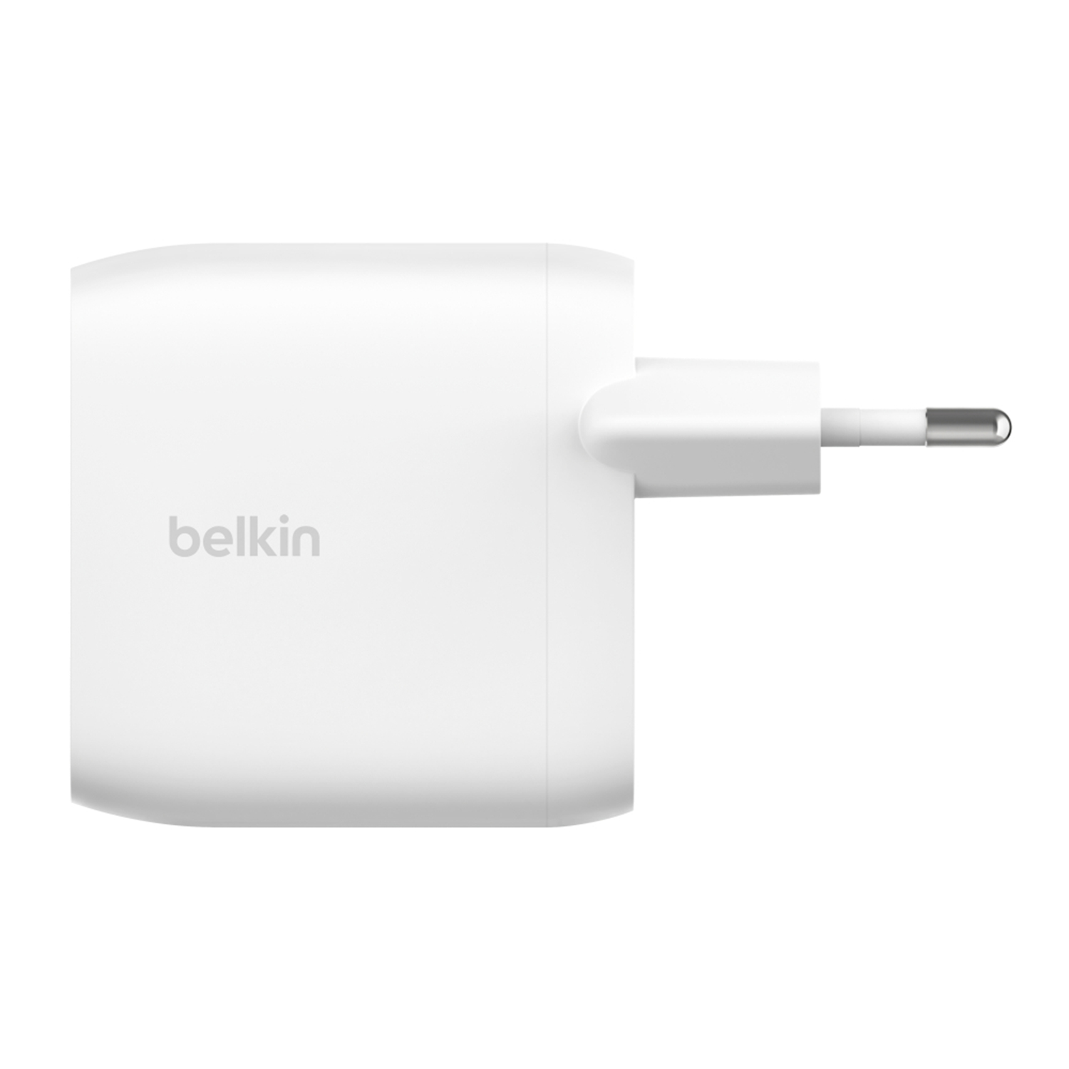 Un caricatore da parete Belkin bianco con spina standard è mostrato su sfondo bianco.