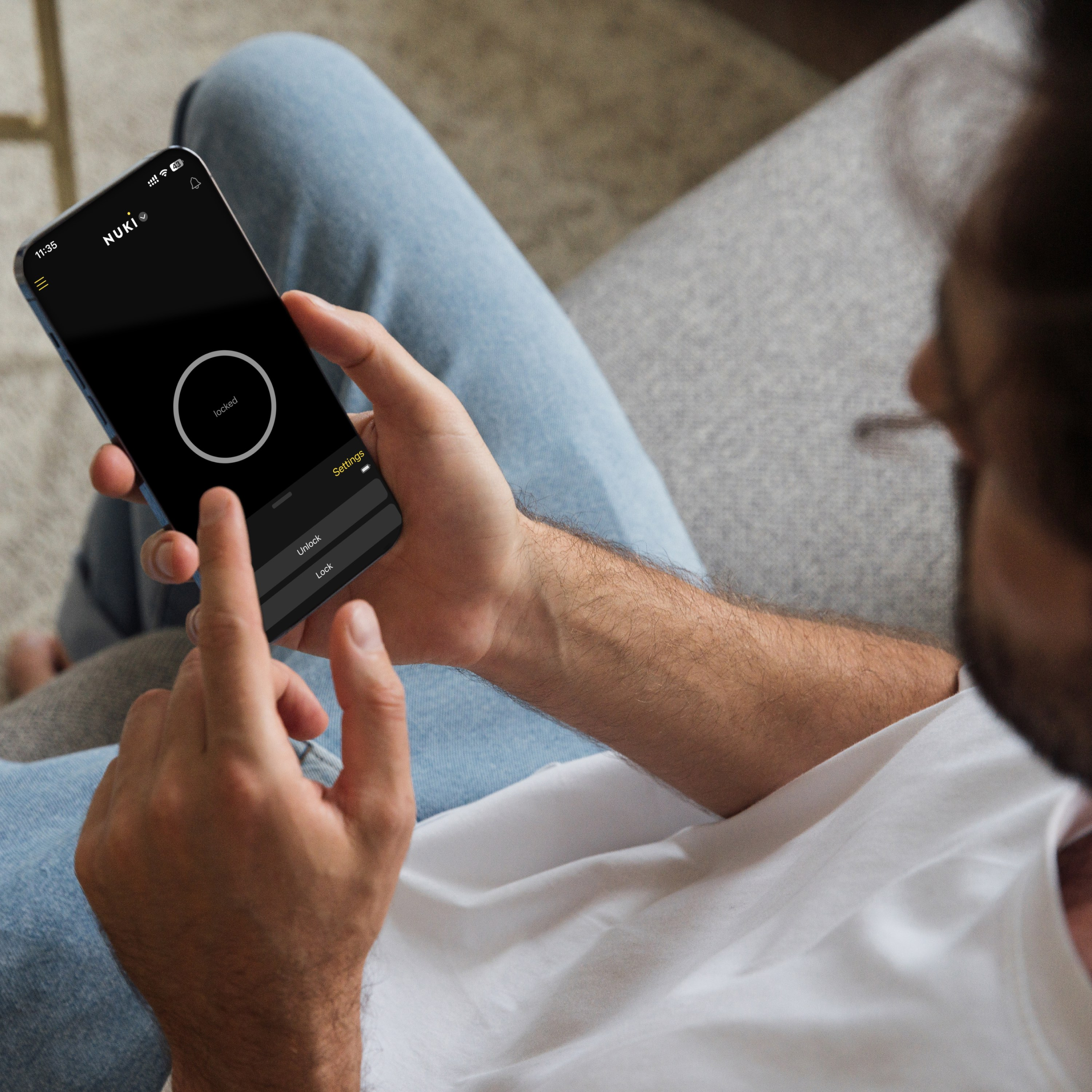 Una persona sblocca uno smartphone, mostrando un'interfaccia di blocco.