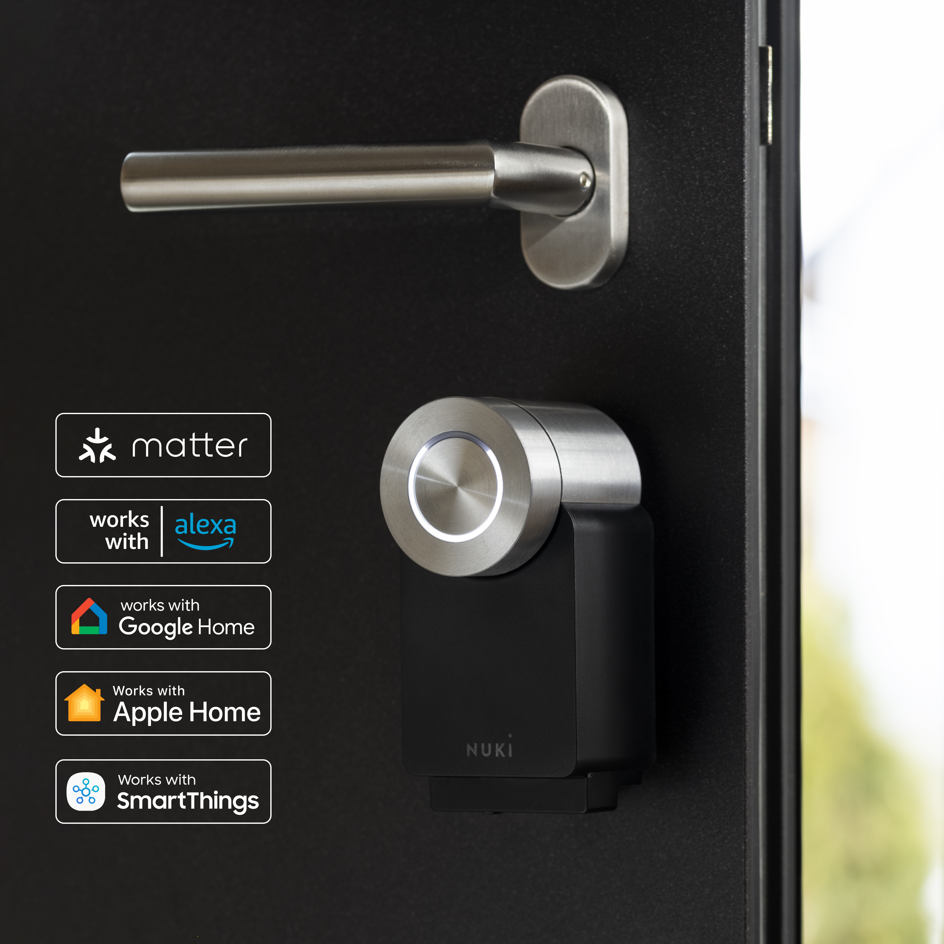Serratura intelligente per porta installata su una porta nera con maniglia in metallo.