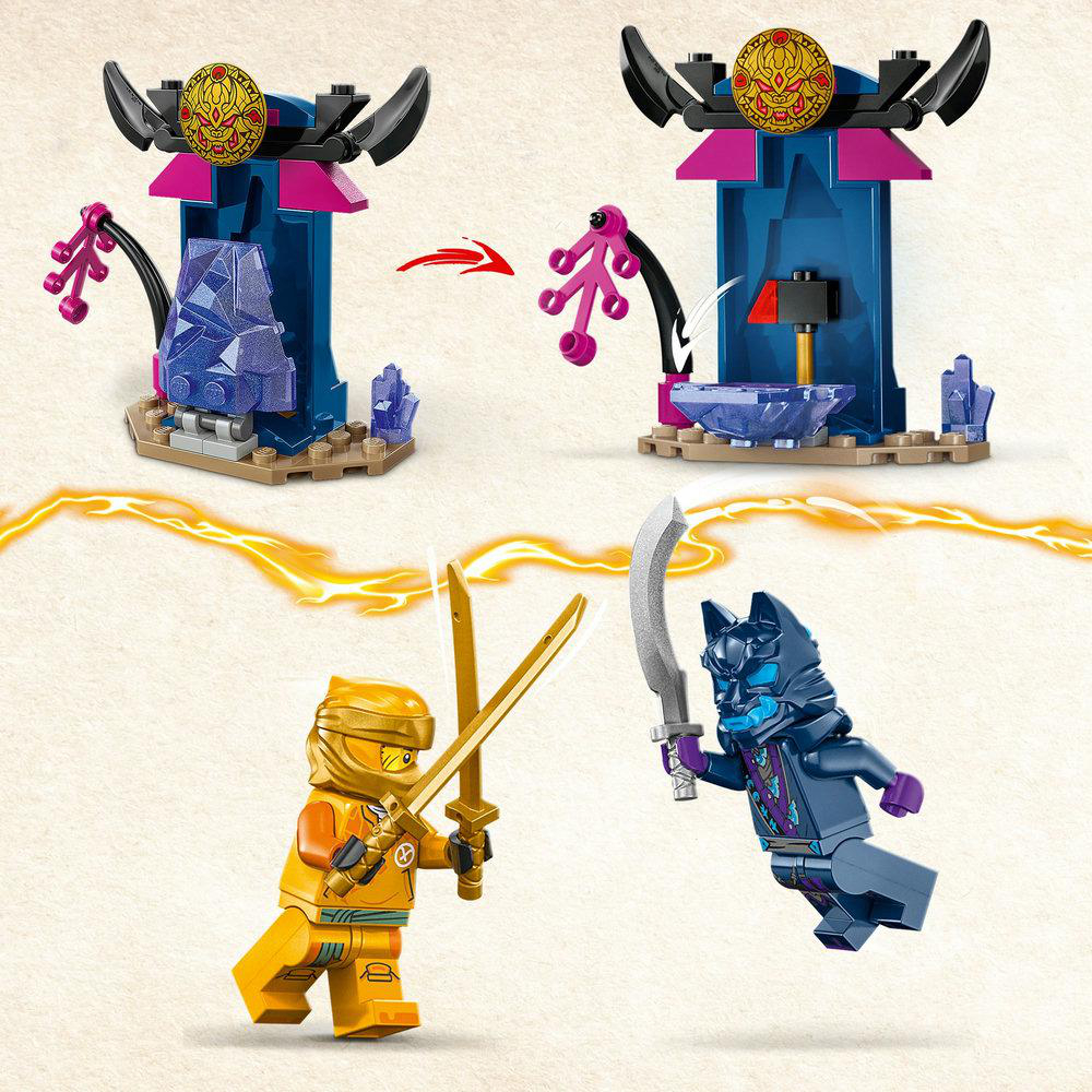 Zwei Lego Ninjago-Figuren stehen sich gegenüber. Einer mit goldenen Schwertern, der andere mit einer Klinge.