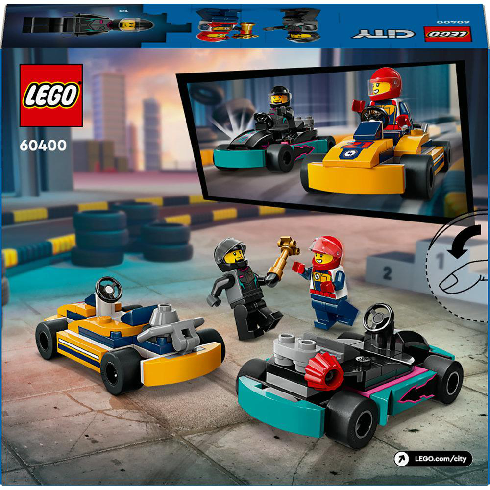 Lego City Set. Zwei Karts fahren Rennen und Figuren interagieren. Der Hintergrund ist eine Rennstrecke.