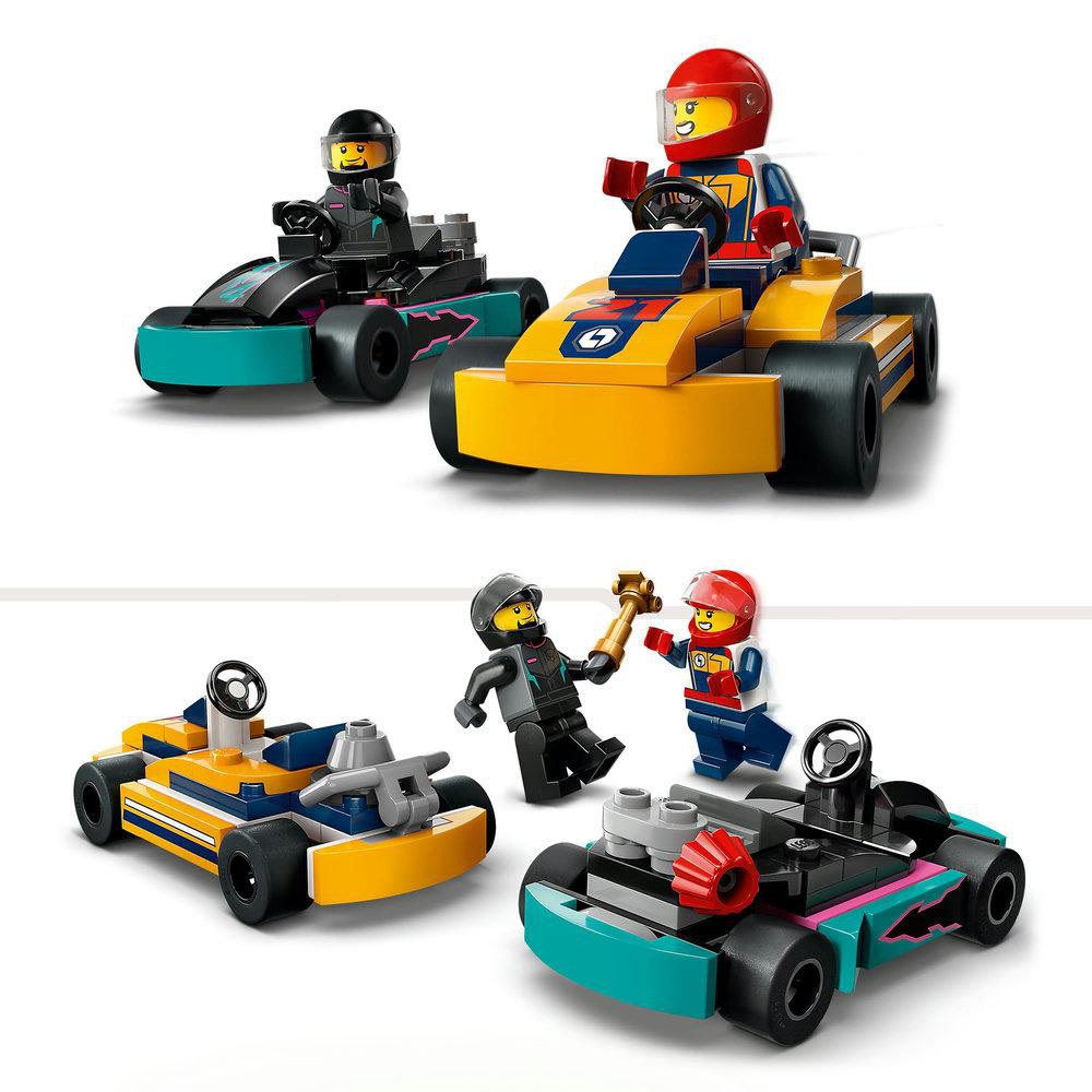 LEGO-Rennwagen mit Minifiguren, einer blau und türkis, der andere gelb und orange.