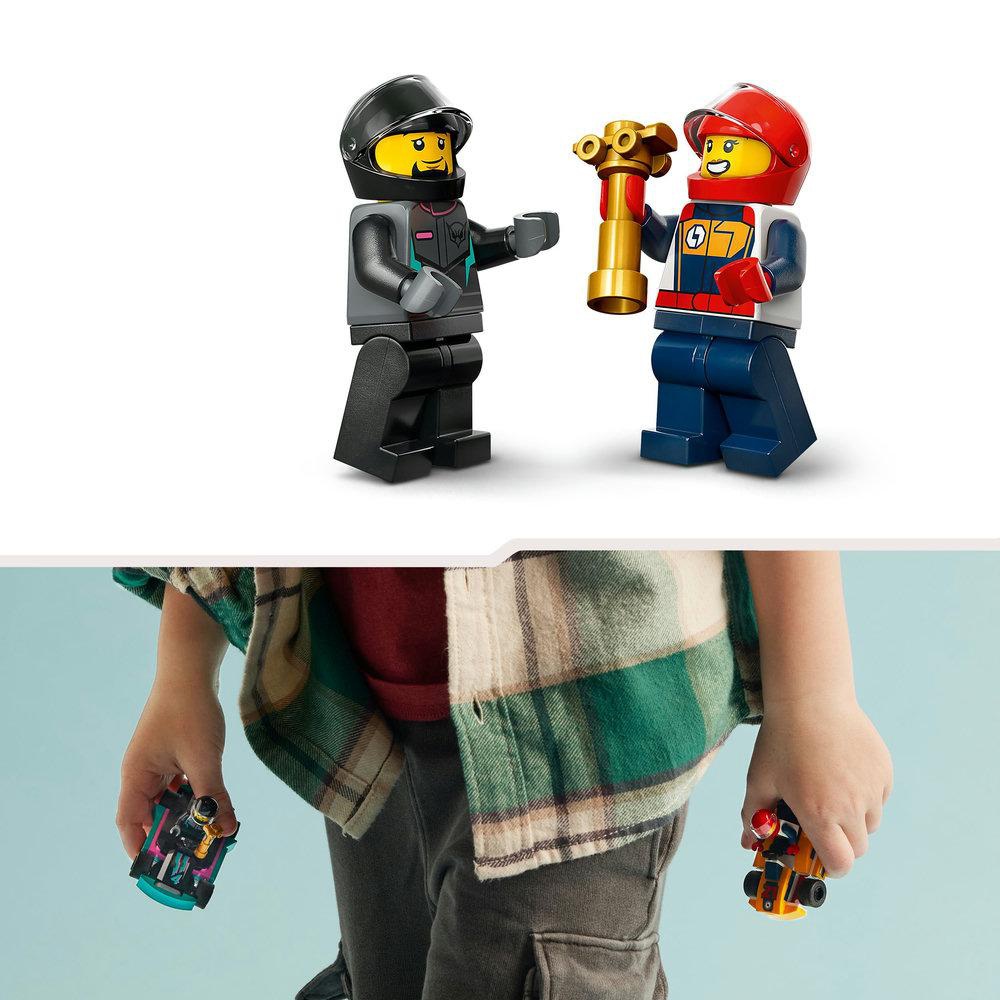 Zwei Lego-Figuren: eine Figur mit schwarzem Helm und eine Figur mit rotem Helm und einem goldenen Objekt.