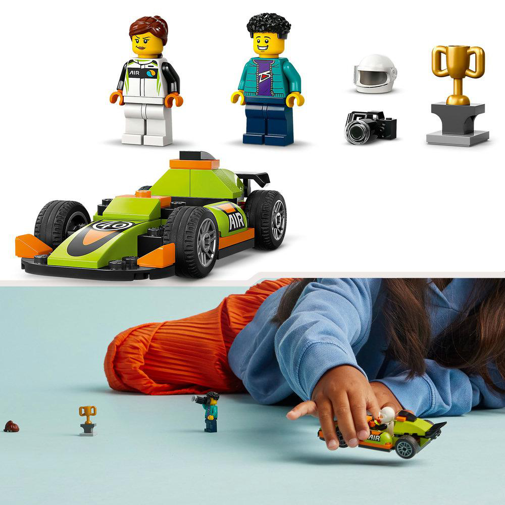 LEGO Rennwagen-Set mit Minifiguren, einem grünen Rennwagen und Bauteilen auf hellblauem Untergrund.