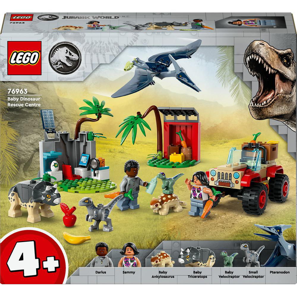 Lego Jurassic World Set mit Rettungsjeep, Dinosauriern und Figuren in einer Dschungelszene.