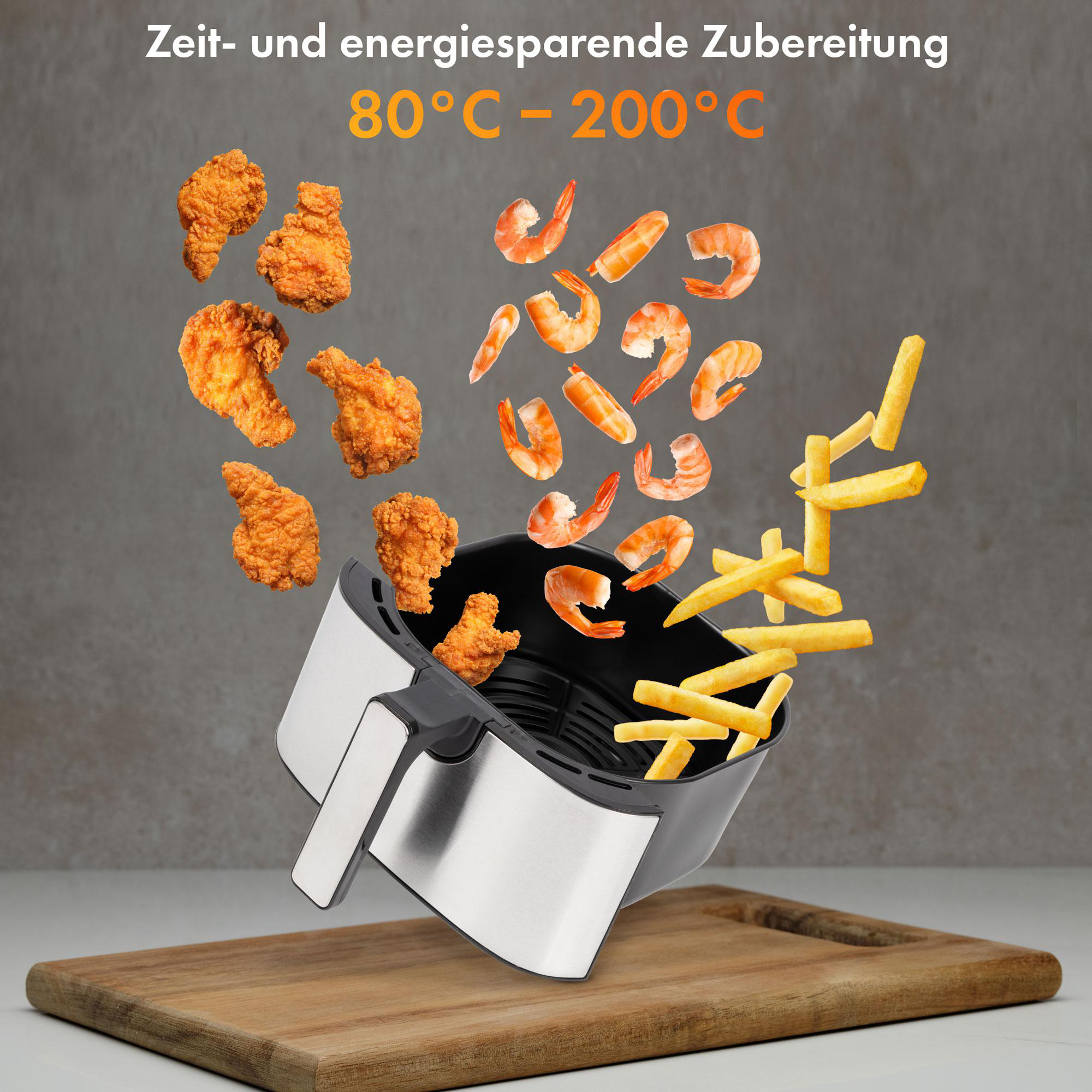 Eine Heißluftfritteuse mit frittierten Speisen: Hähnchen, Garnelen und Pommes auf einem Holzbrett.