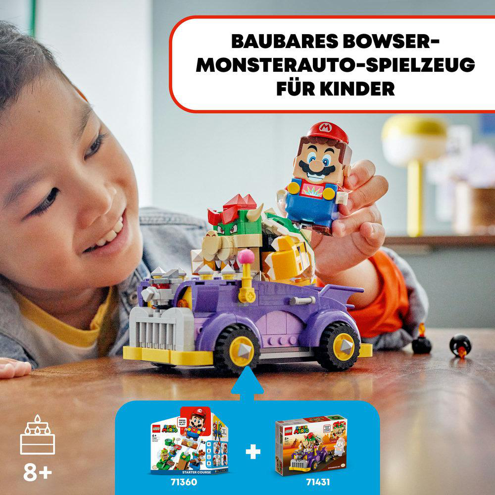Ein Kind spielt mit einem Lego Bowser Auto-Set, mit Lego-Boxen daneben.