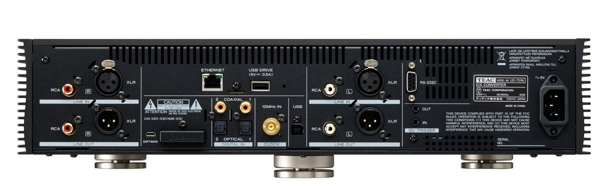 Rückseite eines schwarzen Audio-Receivers mit mehreren Anschlüssen und Beschriftungen. Silberfüße.