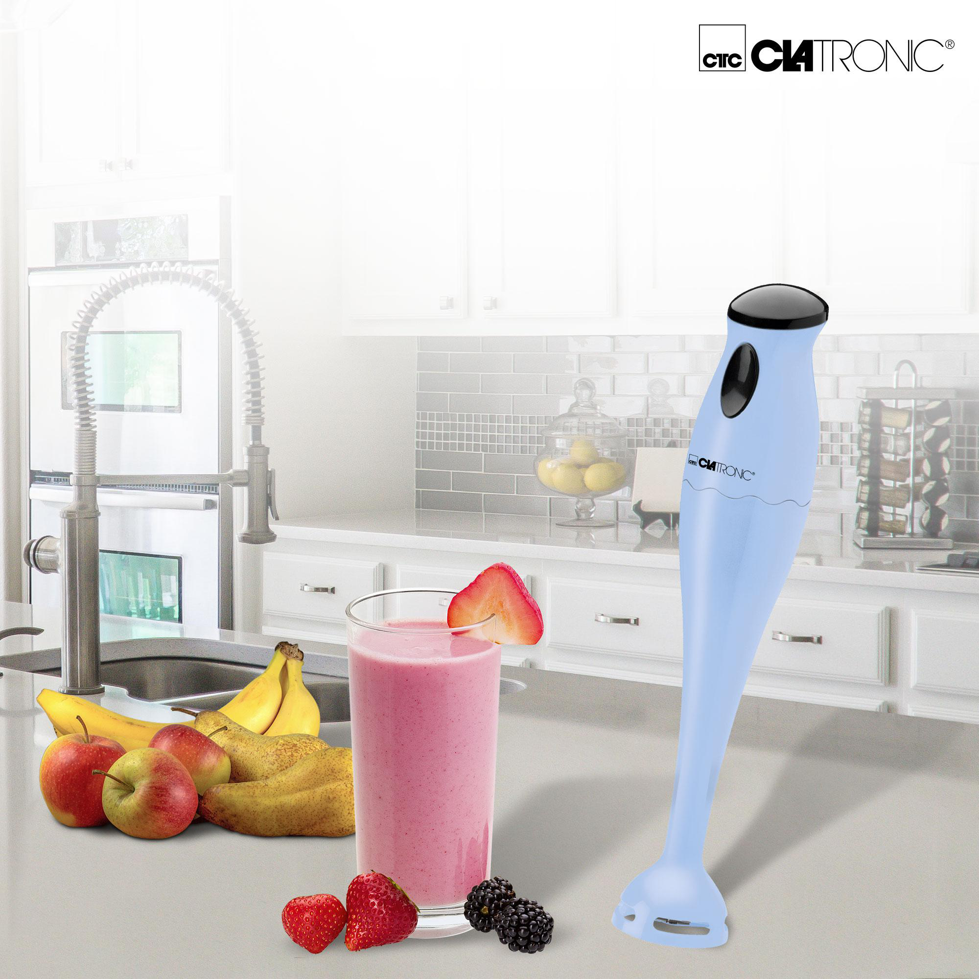 Ein blauer Stabmixer neben einem Smoothie, Früchten und einer Küchenszene.