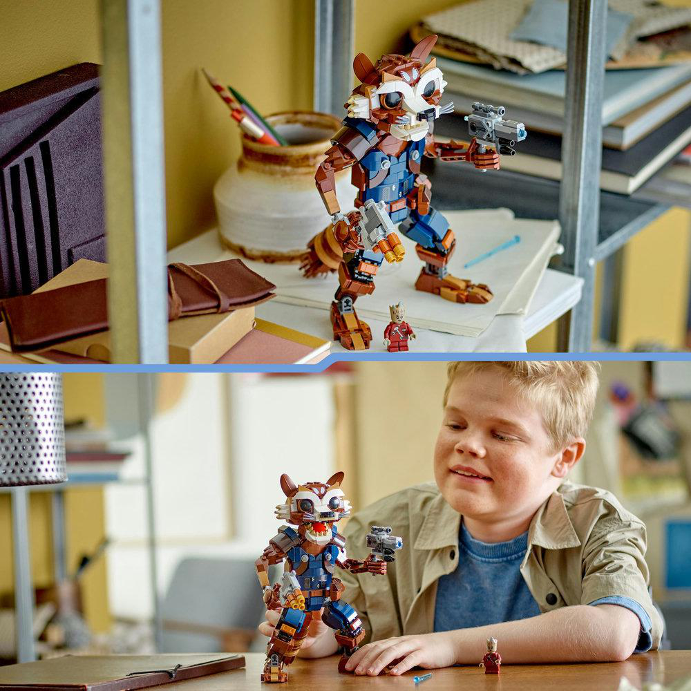 Lego Rocket Raccoon Figur mit Waffen. Ein Junge spielt mit Rocket Raccoon Lego. Hintergrund ist ein Raum.