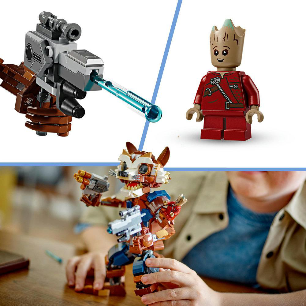 Lego-Figuren von Rocket, Groot und einem Roboter. Eine Figur hält eine Waffe. Kinderhände sind sichtbar.