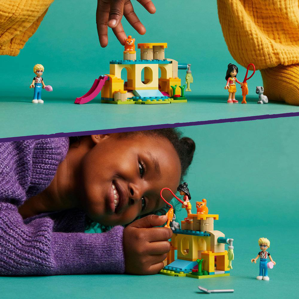 Oben: Lego Friends Set mit Figuren und einem Gebäude. Unten: ein Kind spielt mit dem Lego Friends Set und Figuren.