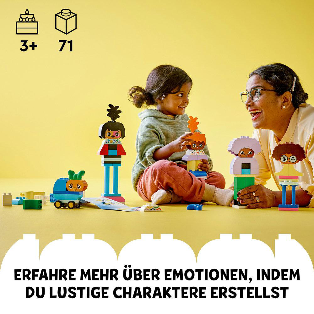 Zwei Kinder und eine Frau bauen Lego-Figuren auf gelbem Hintergrund.