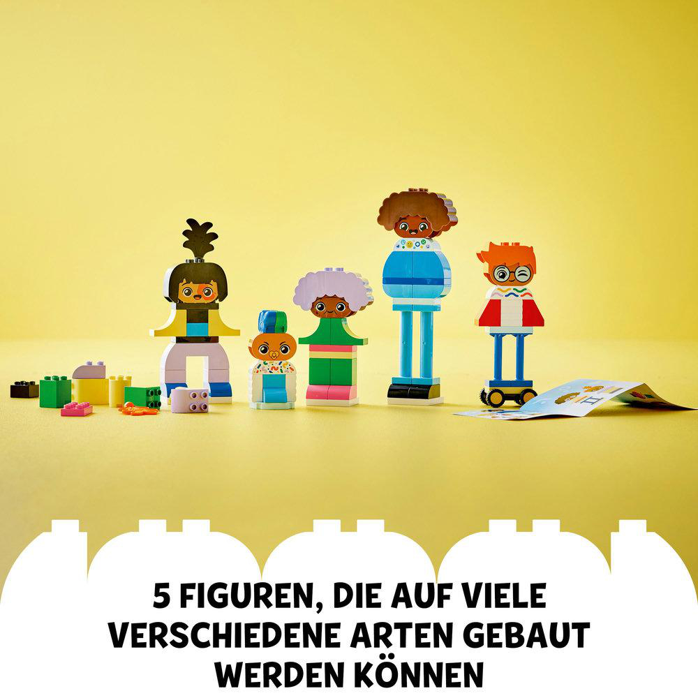 LEGO Duplo Set mit verschiedenen Figuren und Bausteinen, gelber Hintergrund.