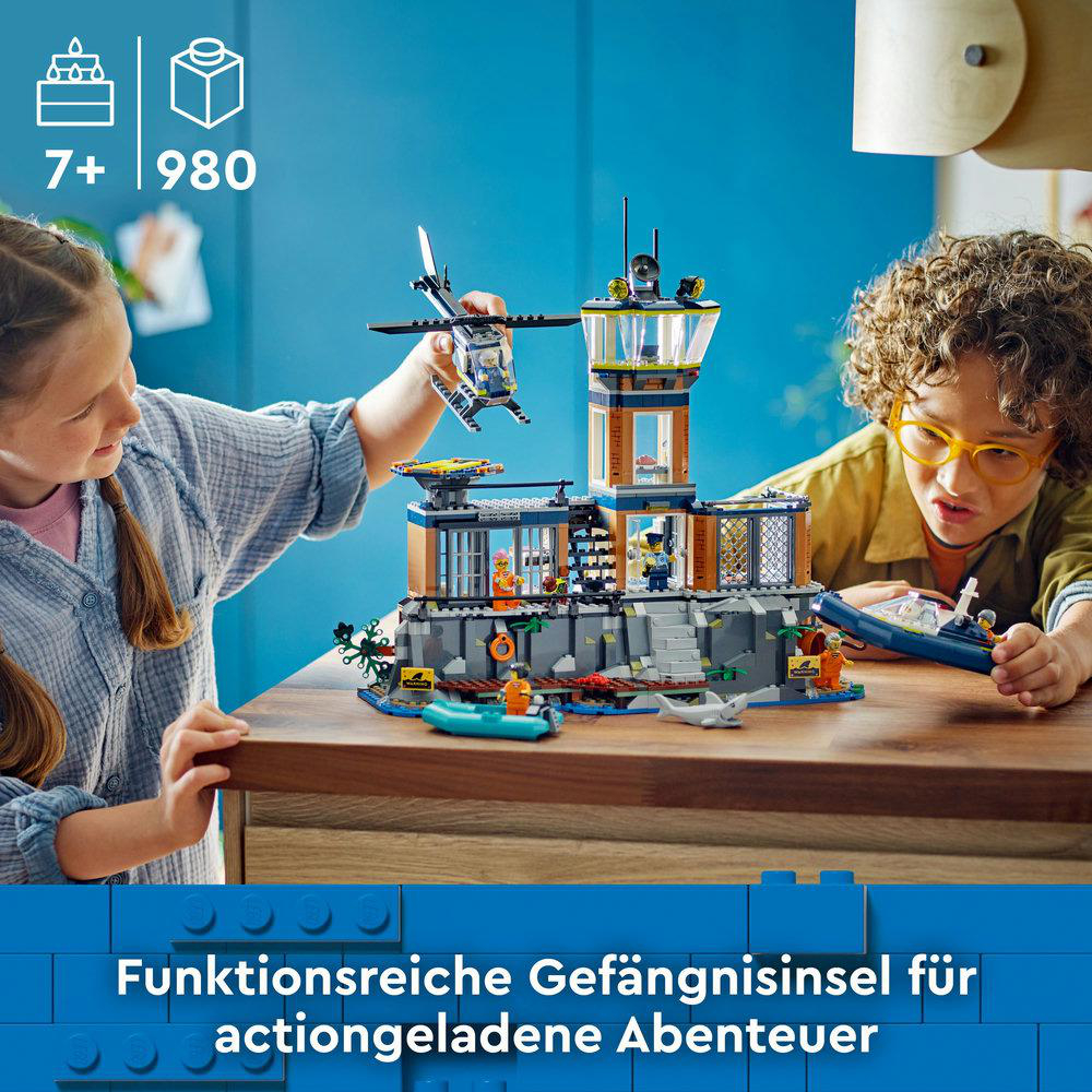 Lego-Set mit Gebäude und Personen. Zwei Kinder spielen. Blauer Text unten.