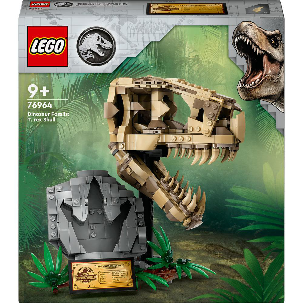 Lego T-Rex-Schädelfossil-Set vor Dschungelhintergrund und einem Präsentationsständer.