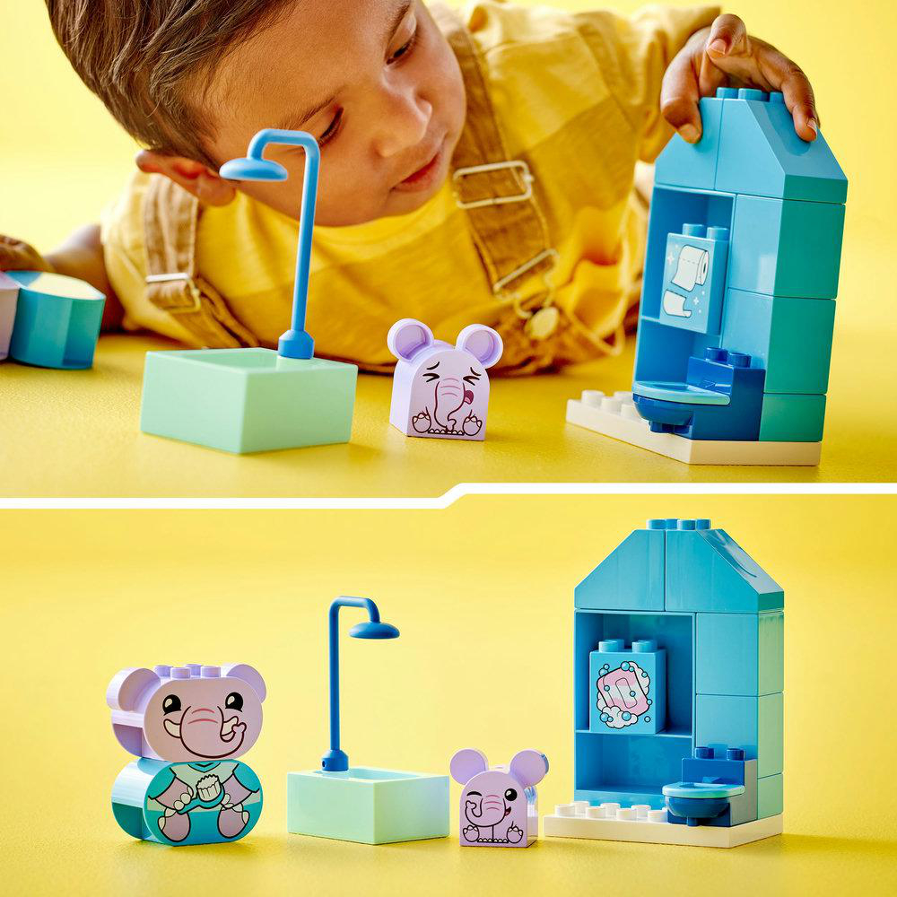Ein Kind spielt mit bunten Duplo-Steinen und baut eine Badeszene mit einer Maus.