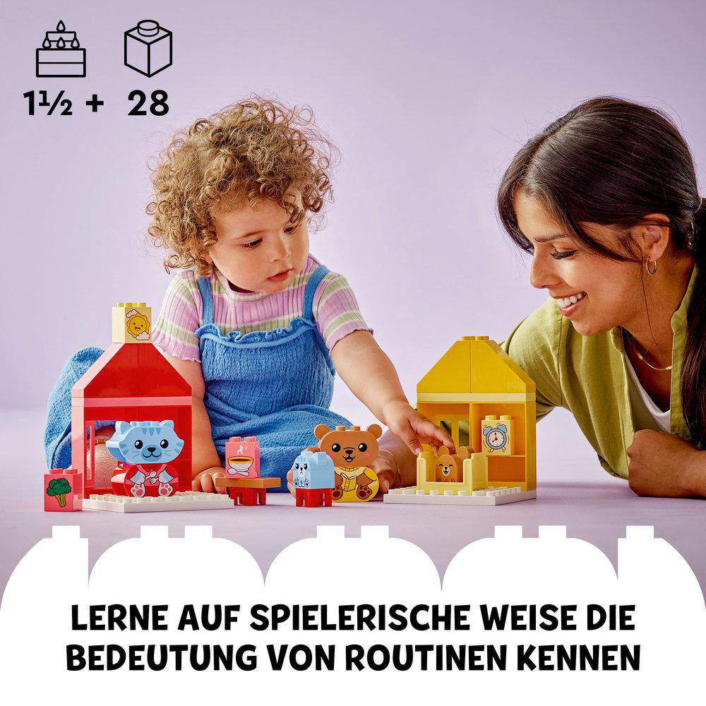Ein Kind und eine Frau spielen mit Duplo-Steinen. Die Steine bilden Häuser und Tiere.