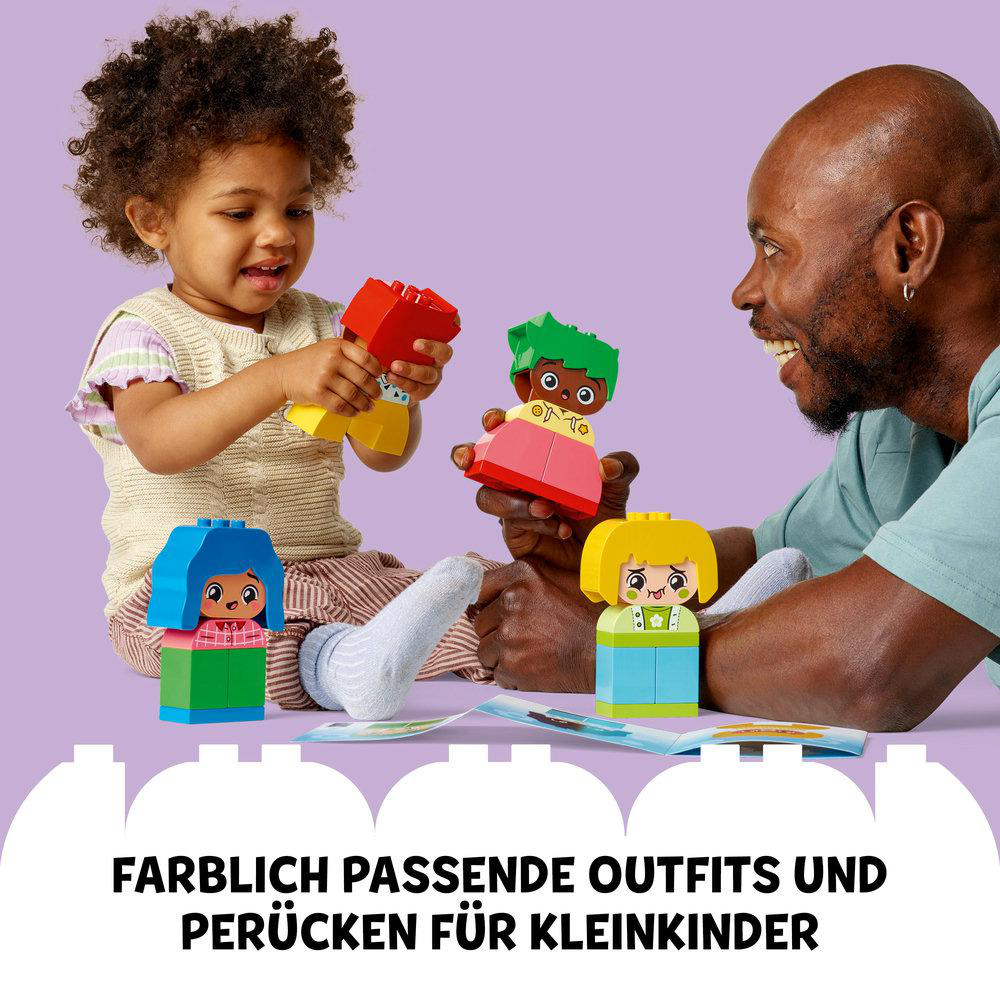 Kind und Erwachsener spielen mit Duplo-Lego-Figuren. Figuren sind bunt, Text sagt Outfits.