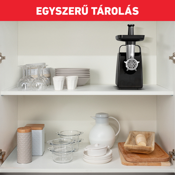 Egy szekrény olyan tárgyakkal, mint a h úsdaráló, a tányérok és a poharak a polcokon.