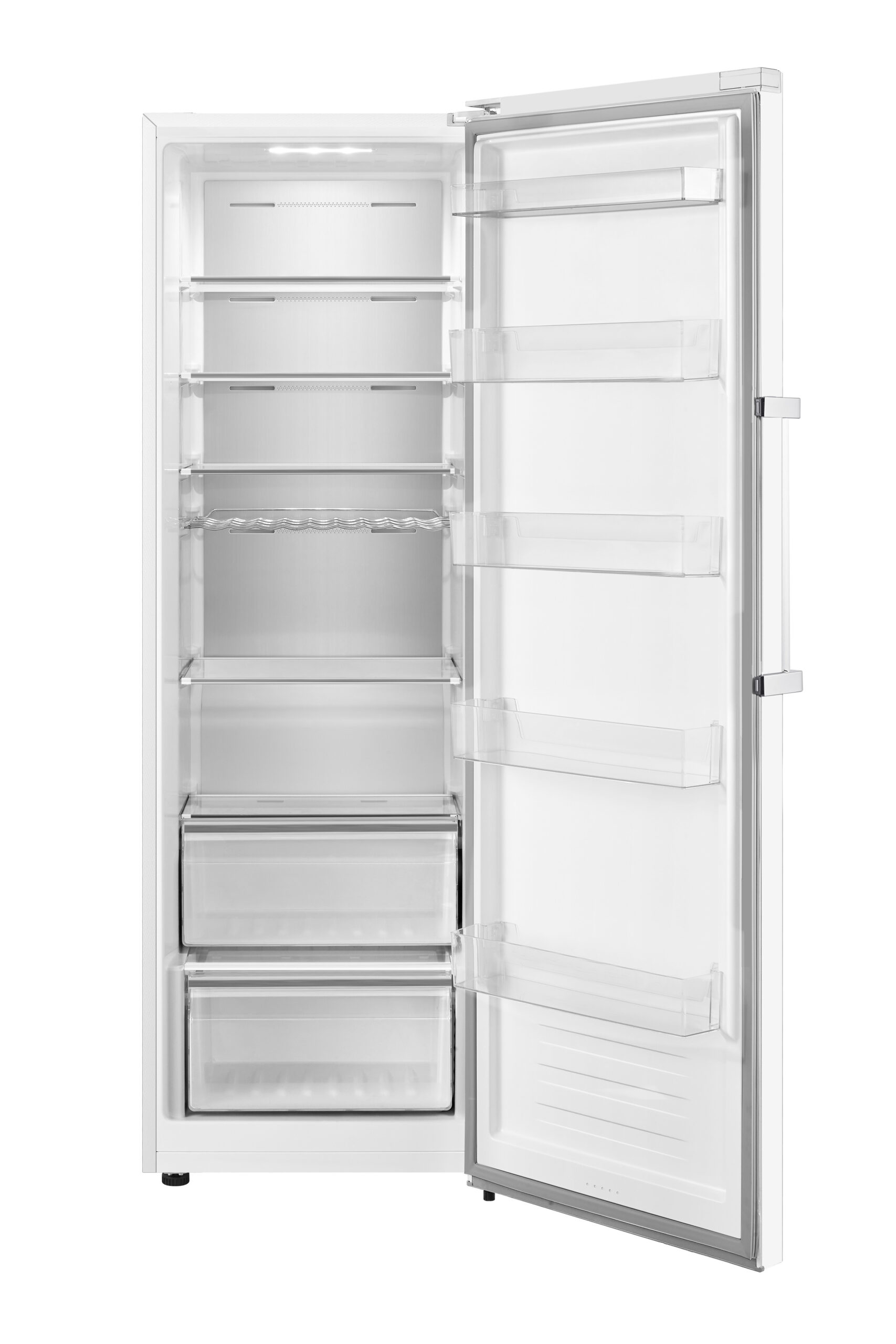 Refrigerador blanco abierto. Interior muestra estantes, cajones y una luz superior.
