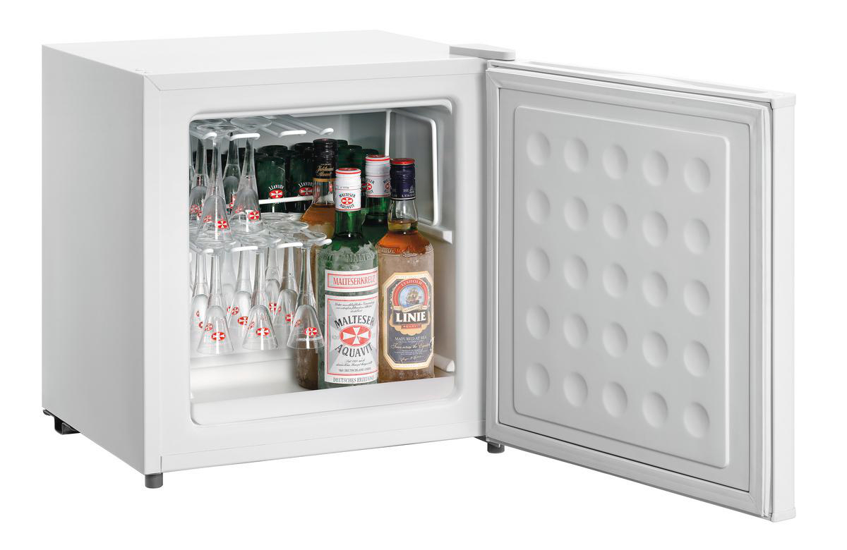 Ein kleiner weißer Kühlschrank mit offener Tür. Im Inneren befinden sich Gläser, Spirituosenflaschen und Bierflaschen.