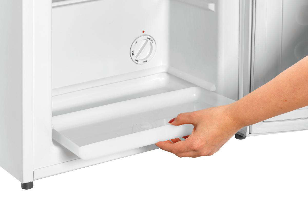 Eine Hand zieht ein weißes Fach aus einem weißen Kühlschrank. Ein Drehknopf zeigt Einstellungen wie normal, min und max an.