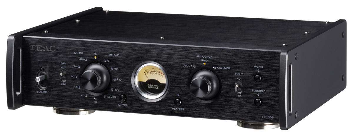Schwarzer Audioverstärker mit Knöpfen, Messgerät und silbernem Sockel.