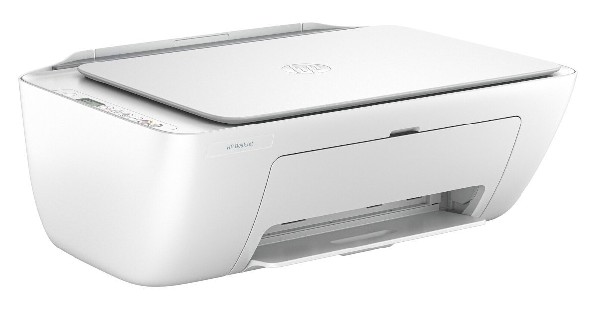 Biała drukarka HP DeskJet na białym tle. Drukarka jest pod kątem, widoczna jest taca na papier.