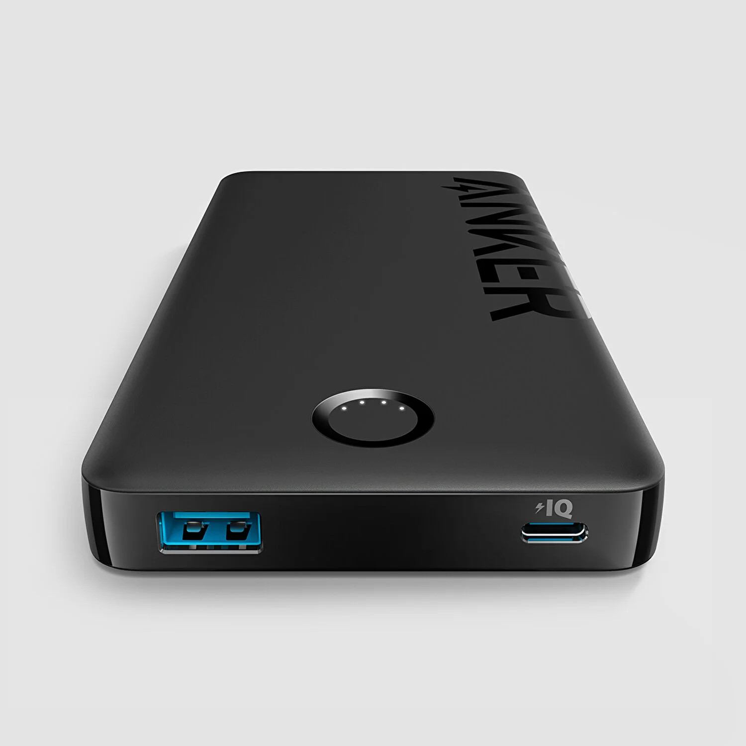USB bağlantı noktaları ve Anker logosu olan siyah bir Anker powerbank.