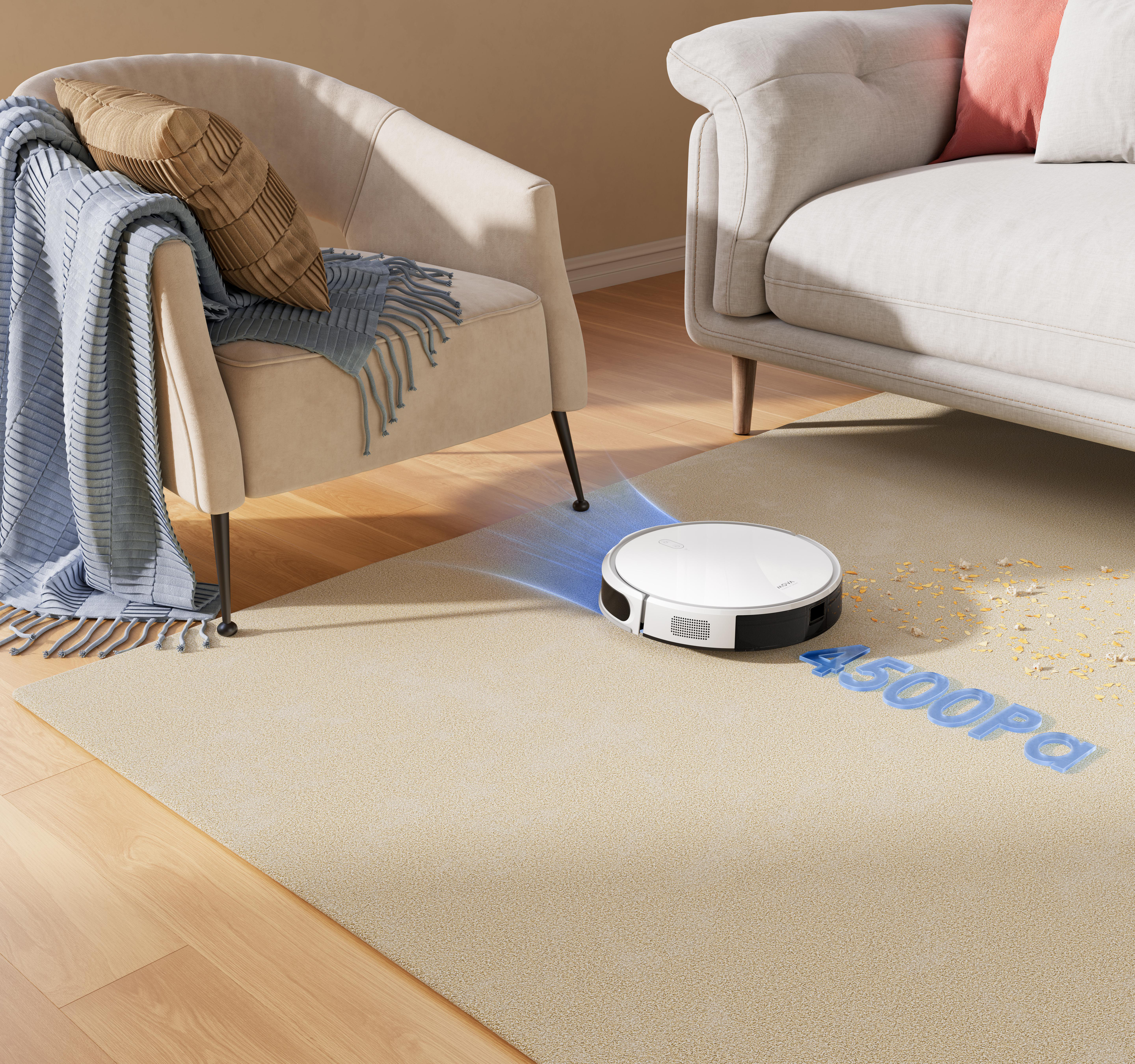 Ein weißer Roboter-Staubsauger reinigt einen hellbeigen Teppich. Sofa und Sessel im Hintergrund. Text: 4500Pa.