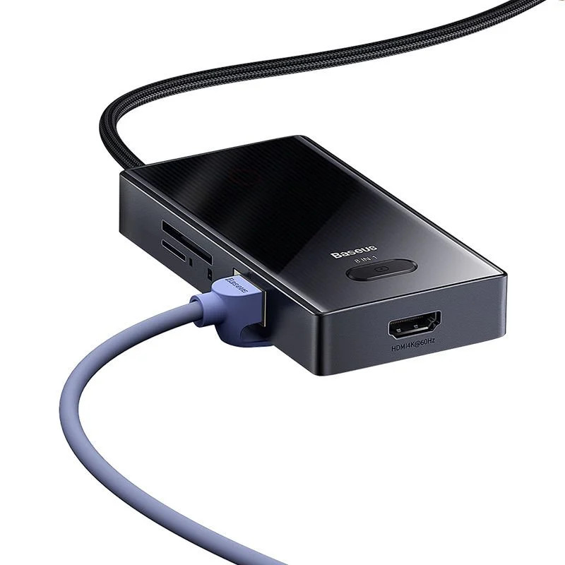 Bağlı bir kabloya sahip siyah bir Baseus adaptörü. HDMI ve diğer bağlantı noktaları görülebilir.