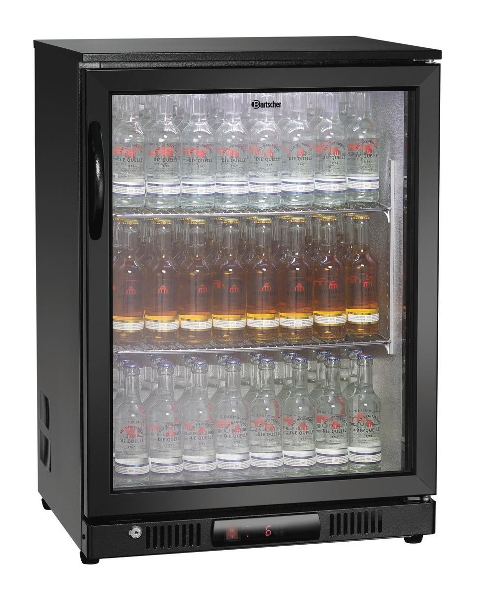 Ein schwarzer Mini-Kühlschrank mit Glastür, gefüllt mit Flaschengetränken. Die Temperaturanzeige zeigt 6 Grad. Der Markenname ist Bartscher.