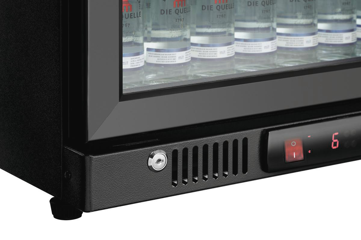Ein schwarzer Kühler mit Glastür. Im Inneren befinden sich Wasserflaschen. Es hat eine Digitalanzeige mit der Zahl 6.