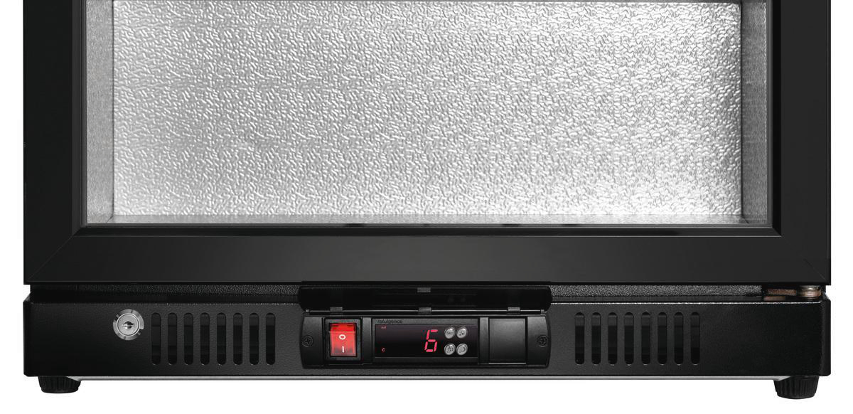 Ein schwarzer Kühlschrank mit strukturierter Glastür. Eine Digitalanzeige zeigt die Temperatur. Der Netzschalter ist eingeschaltet.