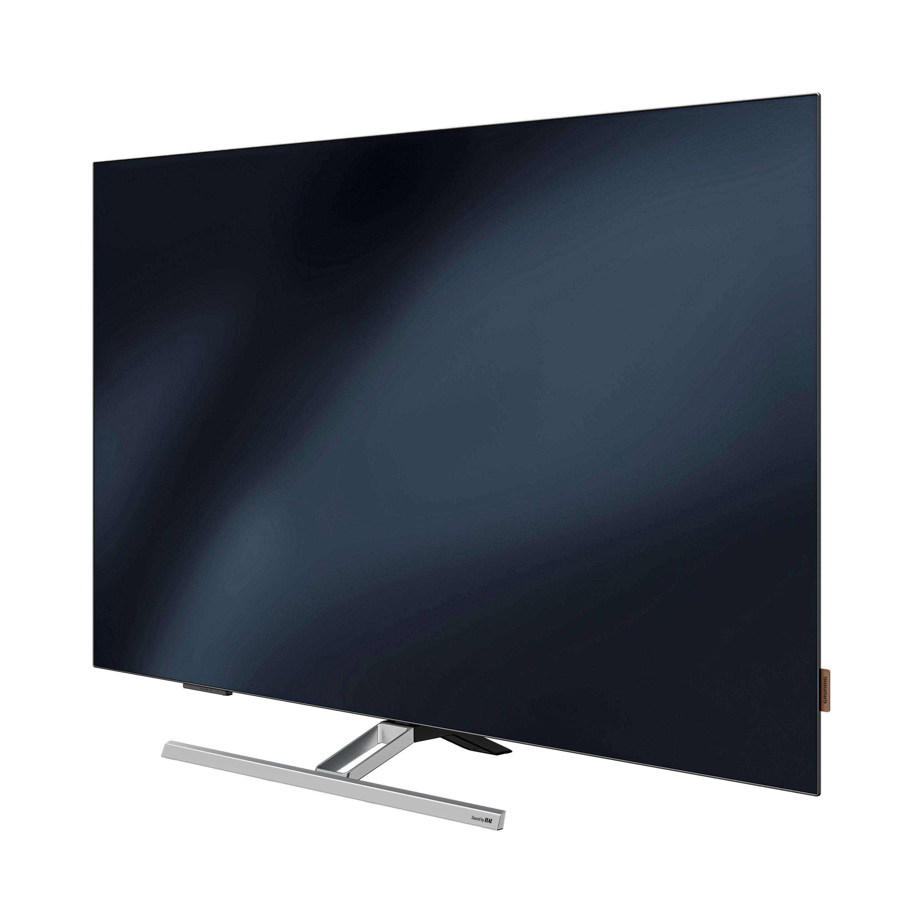 Büyük, koyu mavi bir TV, siyah bir arka plan üzerinde gümüş bir sehpa üzerinde duruyor. Sağda ahşap bir etiket var.