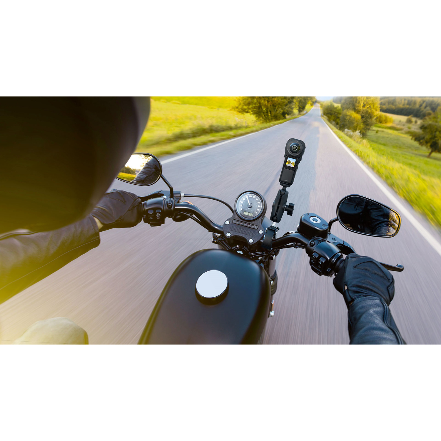 POV del motociclista con telecamera montata sul manubrio, che guida su strada. Vista dal manubrio della moto.