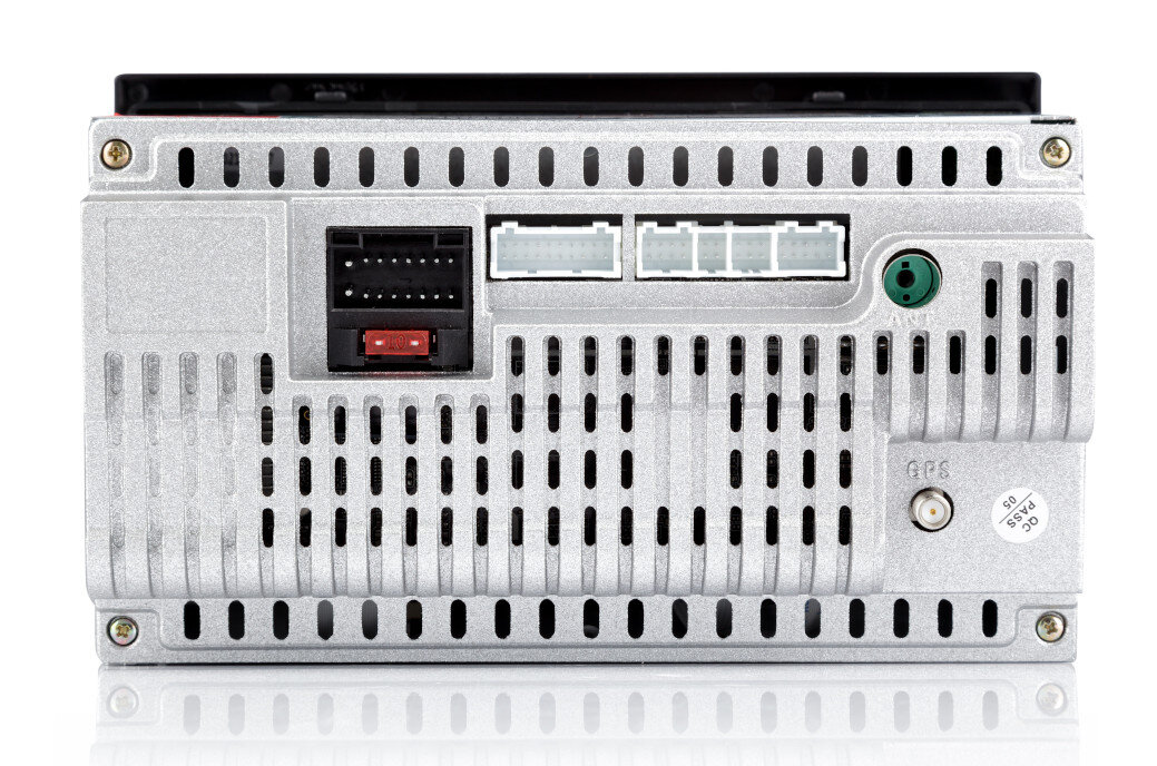 Tył radia samochodowego z różnymi portami i złączami. Srebrny metal z wieloma otworami wentylacyjnymi.