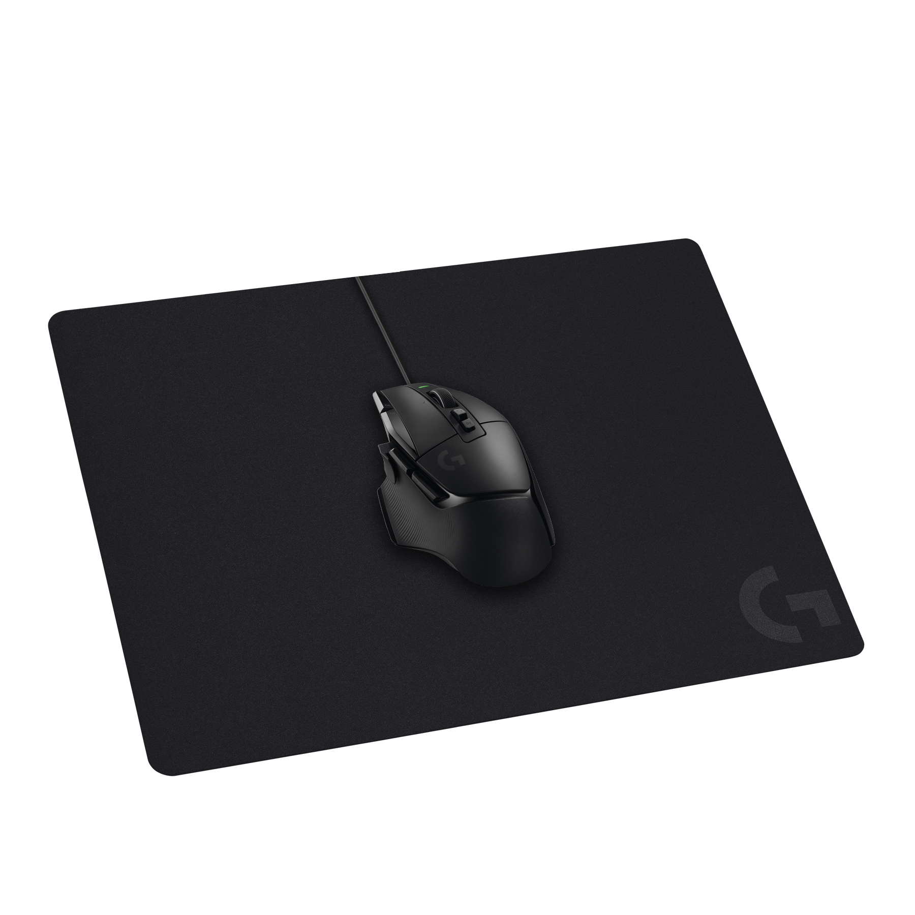 Schwarze Maus und Mauspad. Die Maus befindet sich auf dem Pad. Weißer Hintergrund.